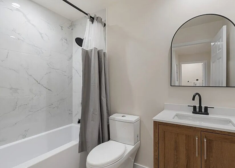 Building Photo - 5166 S Manhattan Pl