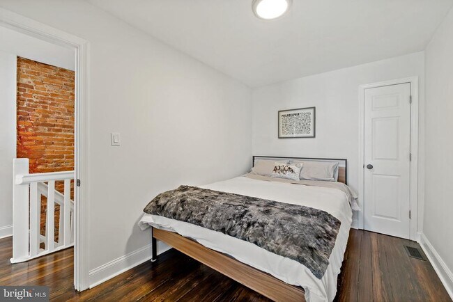 Building Photo - 2648 E Mayfield St