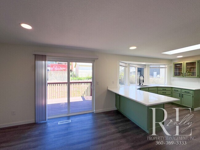 Building Photo - Newly Renovated Charmer in the Heart of Ma...