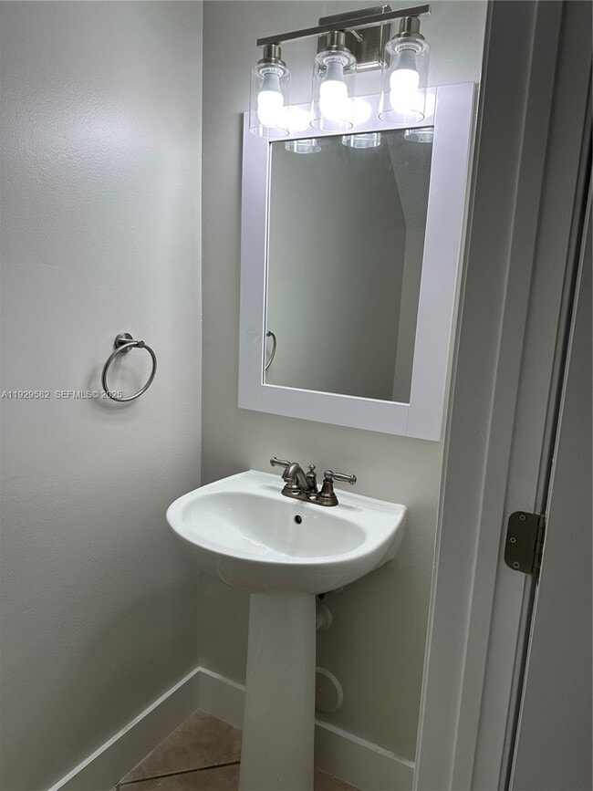 Building Photo - 17 Simonton Cir