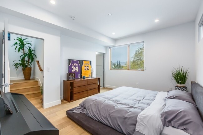 Building Photo - Stunning home in Studio City!