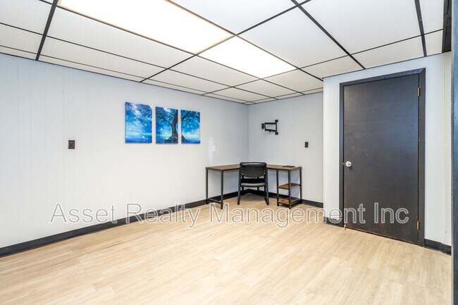 Building Photo - 708 Dutch Valley Drive Northeast - 1