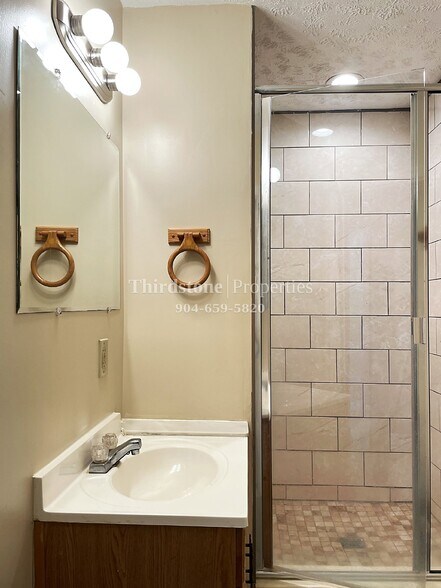 Building Photo - 1717 Lindsey Rd