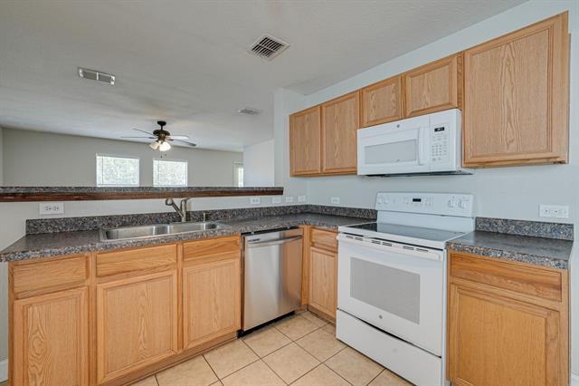 Building Photo - 14112 Esperanza Dr