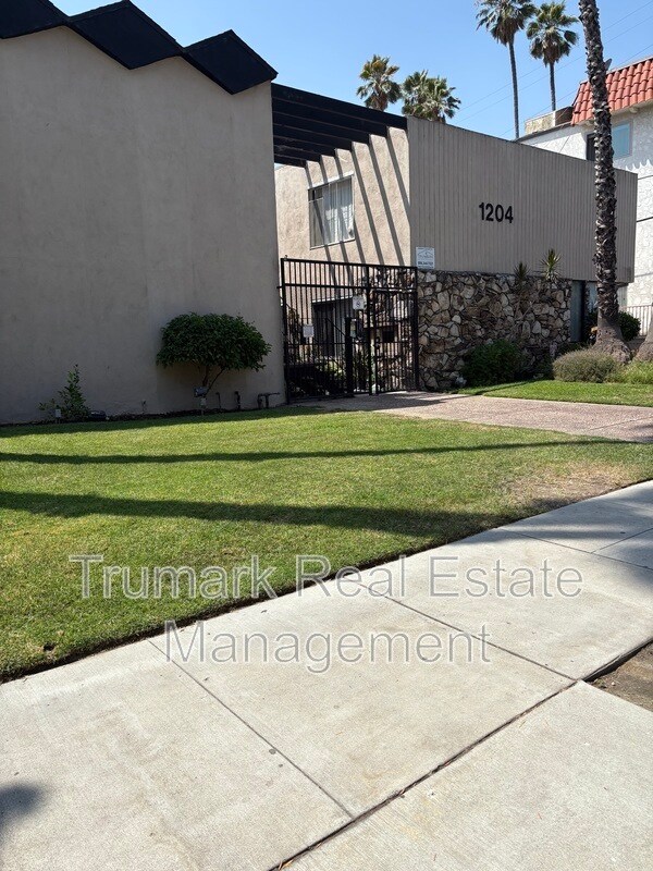 Building Photo - 1204 E Lexington Dr