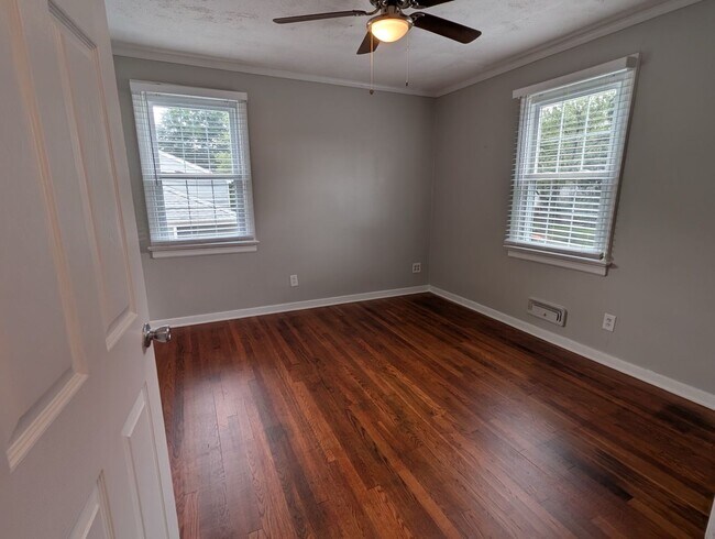 Building Photo - 4 Bedroom West End Home - Garage and Fenced Backyard!