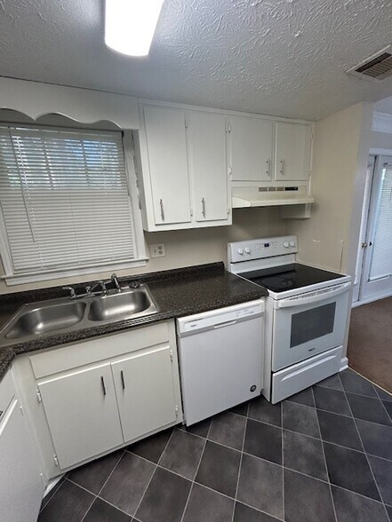 Building Photo - 2353 Murell Rd