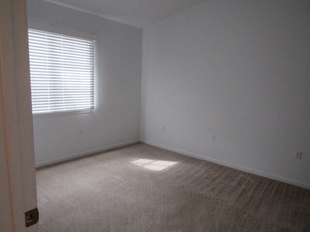 Building Photo - Large 3 bedroom 2.5 bathroom Townhouse