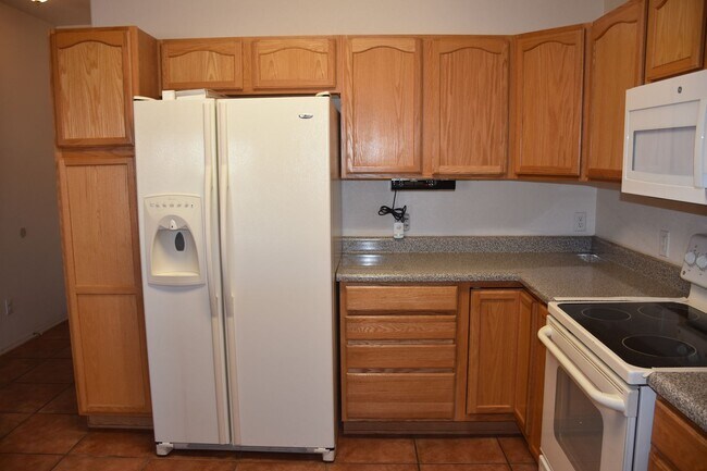 Building Photo - Great House  Close to Everything