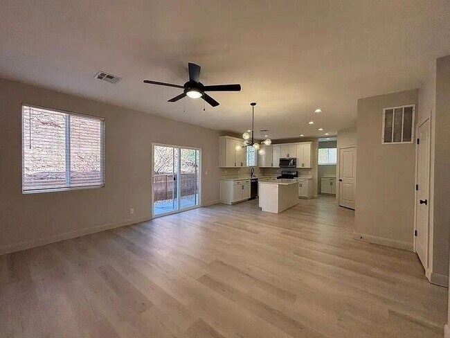 Building Photo - "Spacious 4-Bed, 3.5-Bath Gem with 2,359 Sq Ft of Comfort in Scenic St. George!"