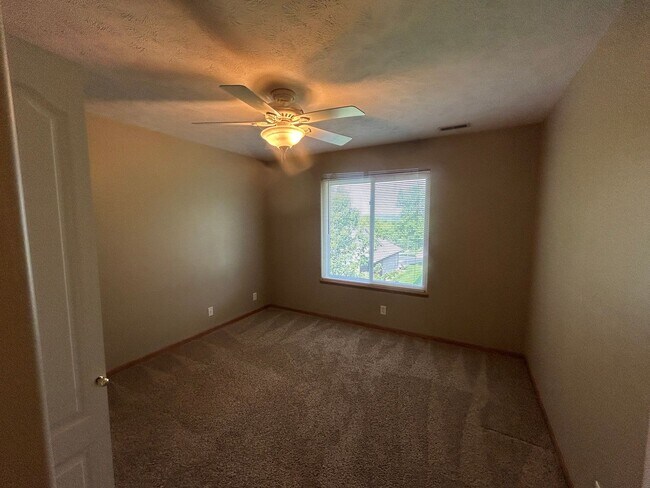 Building Photo - 6630 Shadow Pines Dr