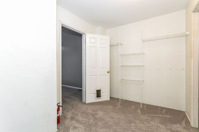 Building Photo - 654B Woodford Ln