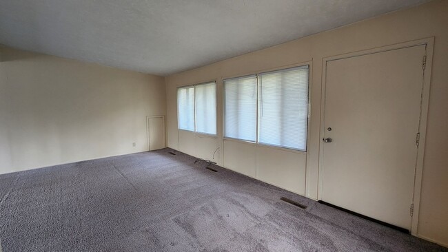 Building Photo - Three bedroom 1.5 house available for rent May 1 2026!