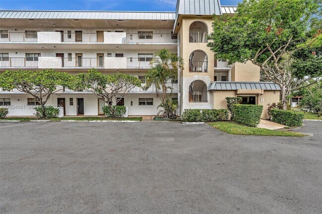 Building Photo - 5961 N Falls Cir Dr