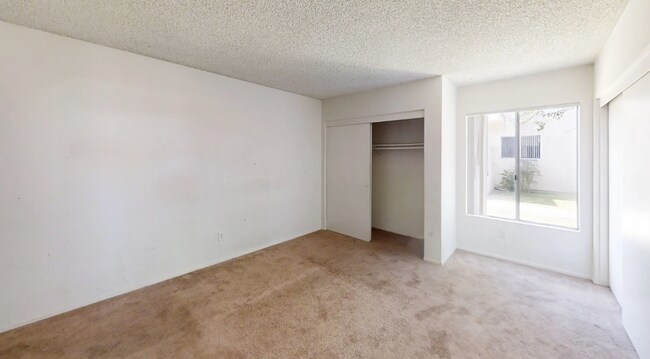Building Photo - 14702 Plaza Dr