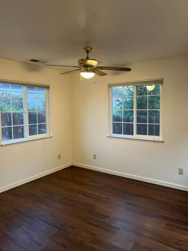 Building Photo - Single story 3 bedroom 2 bath home