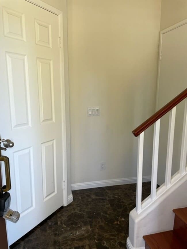 Building Photo - 2 Bedroom in Beautiful Tustin Golf Community