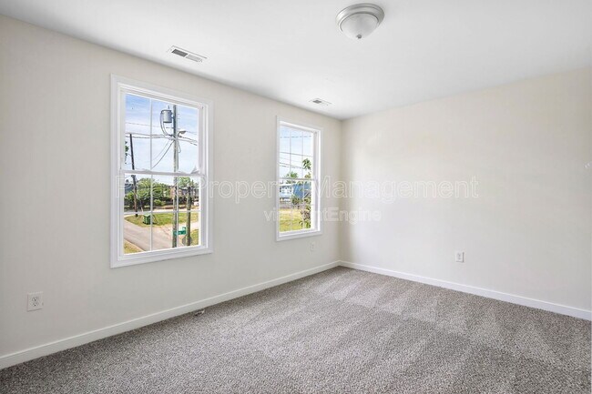 Building Photo - 819 Kinney St