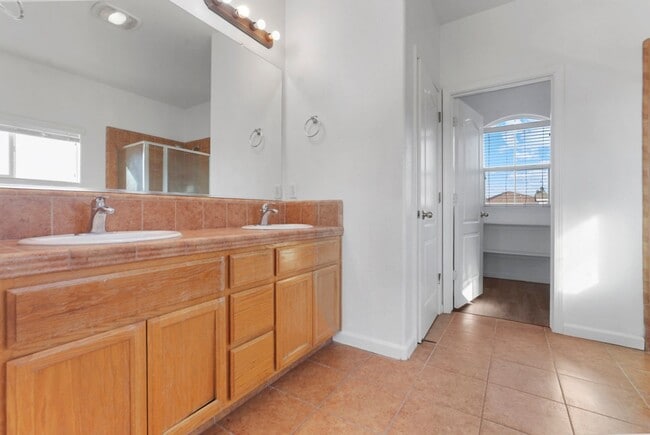 Building Photo - Beautiful 4 Bedroom 3 Bath home in Riverbank