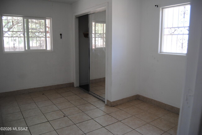 Building Photo - 859 W Kelso St