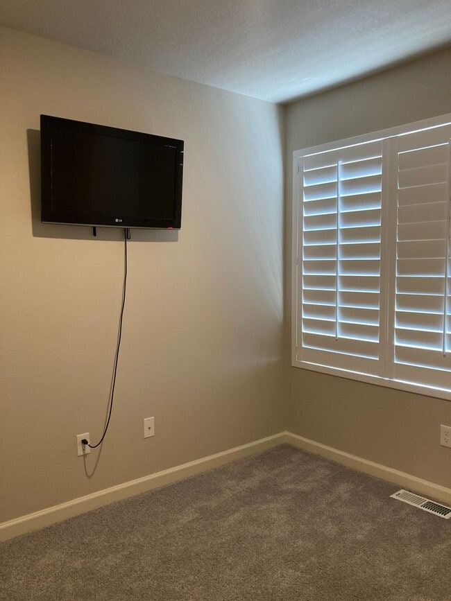 Building Photo - Beautiful Newer Home in Tigard