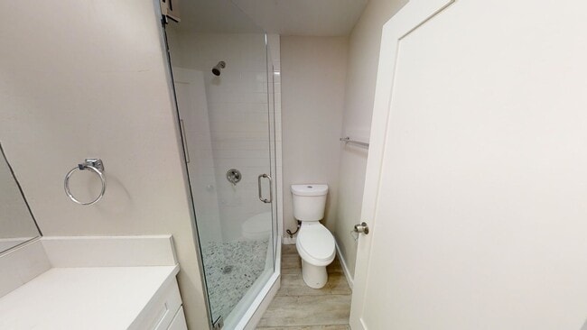Building Photo - 7 BD, 3 BR. Spacious Yard!!