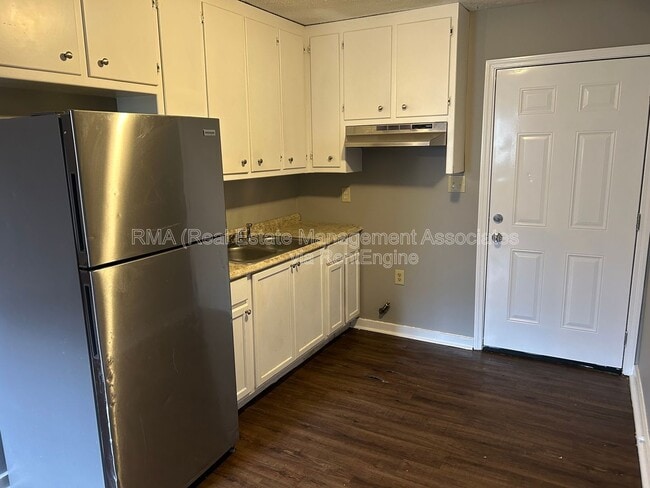 Building Photo - 413 N Hill St