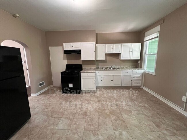 Building Photo - 1104 Brabec St