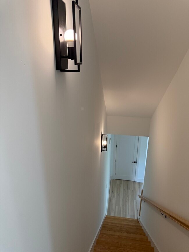 Building Photo - 105 Hart Ln