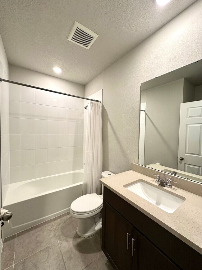 Building Photo - House for rent in Clermont in a convenience location