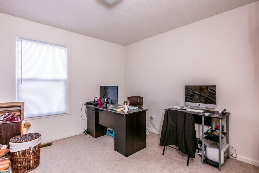 Building Photo - 1246 Goldfinch Dr