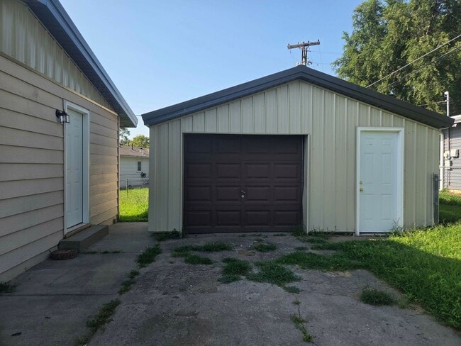 Building Photo - Beautifully Remodeled 3-Bedroom Home in Westwood!