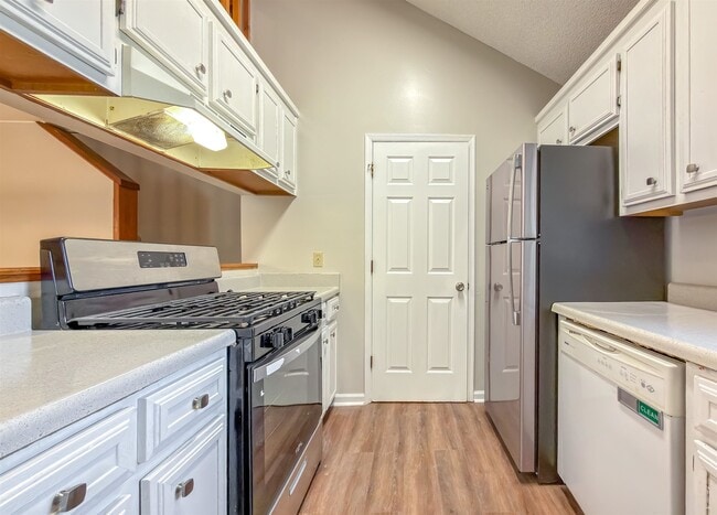 Building Photo - 1556 Twin Lakes Cir
