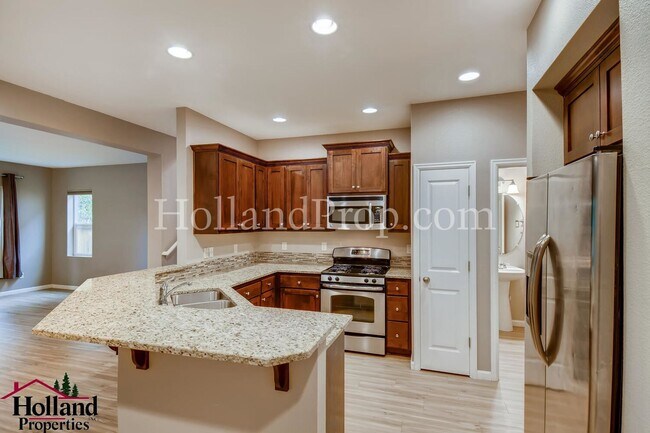 Building Photo - Stunning 3 Bedroom 2.5 Bathroom Home with ...