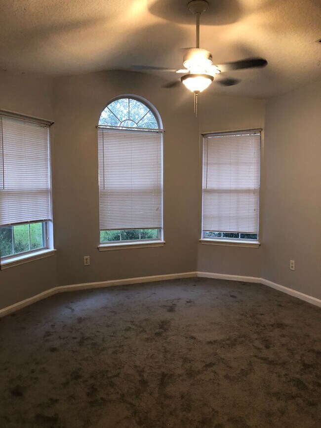 Building Photo - Cute Spacious Westside Home