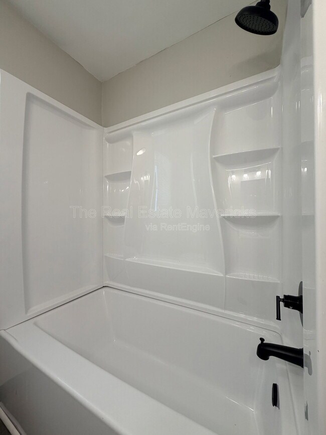Building Photo - 5601 Belaire Dr
