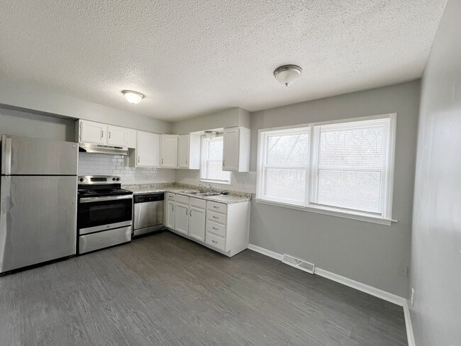 Building Photo - SEE IT NOW: Charming 3-Bedroom Home in Grandview!