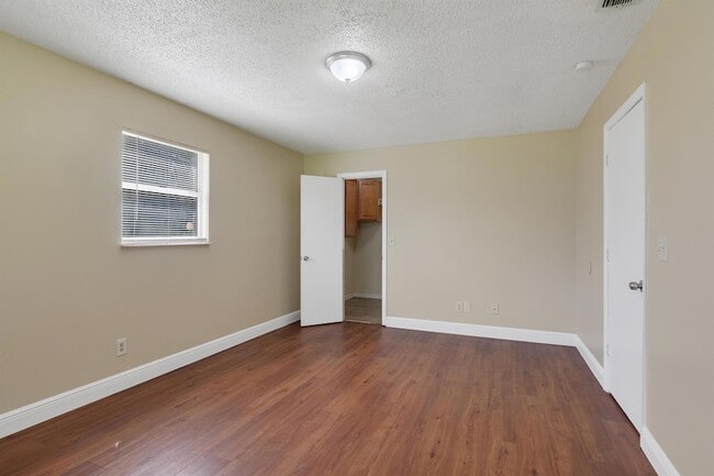 Building Photo - 571 SW Comet Terrace