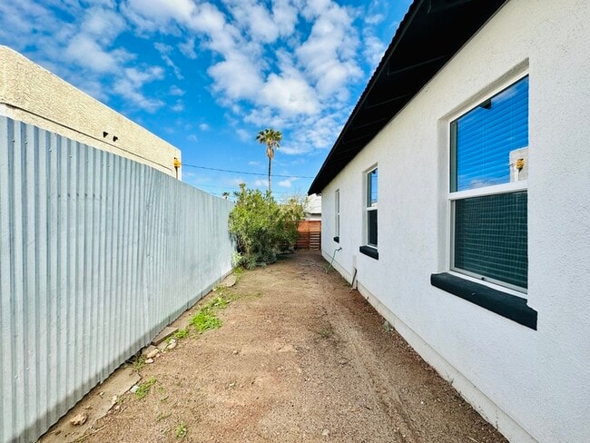 Building Photo - 1/2 Off First Full Month's Rent! Renovated...