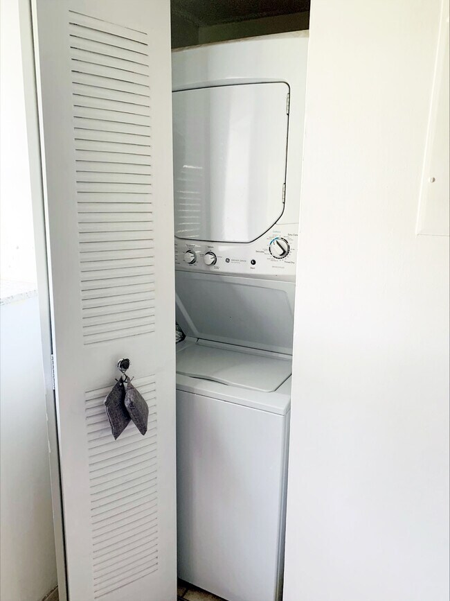 Building Photo - 508 Gardens Dr