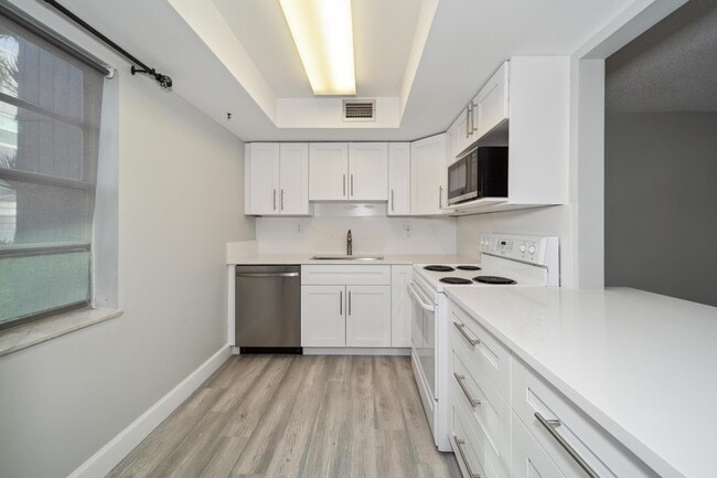 Building Photo - 716 Flanders S