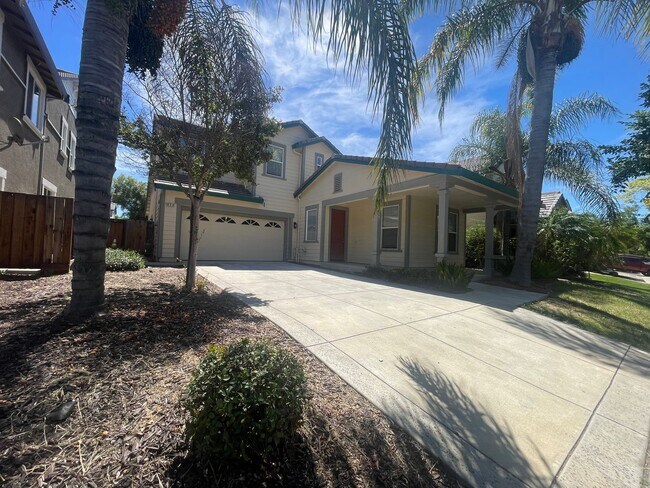 Building Photo - Beautiful 4 Bedroom Close to Downtown Brentwood!