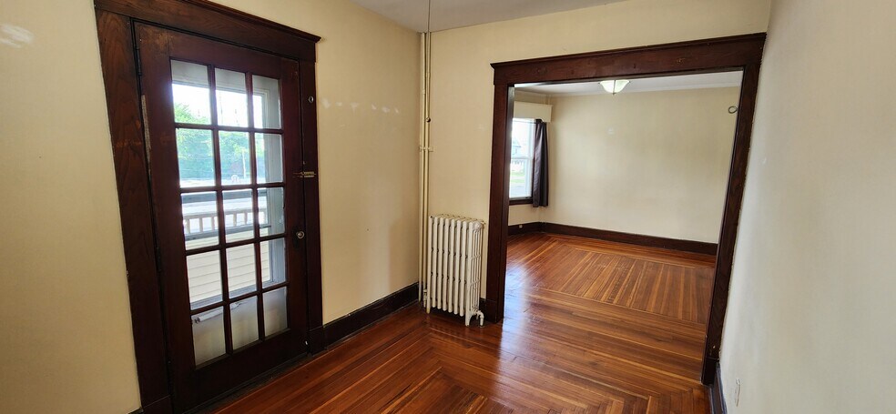 Building Photo - 352 Elm St
