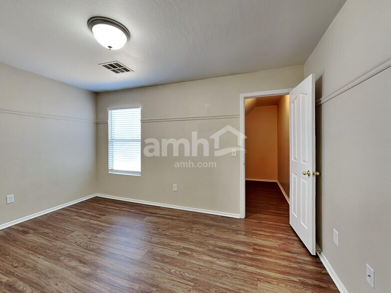 Building Photo - 7413 S 40th Ave