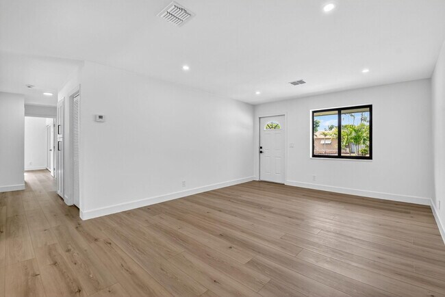 Building Photo - 143 SE 27th Way