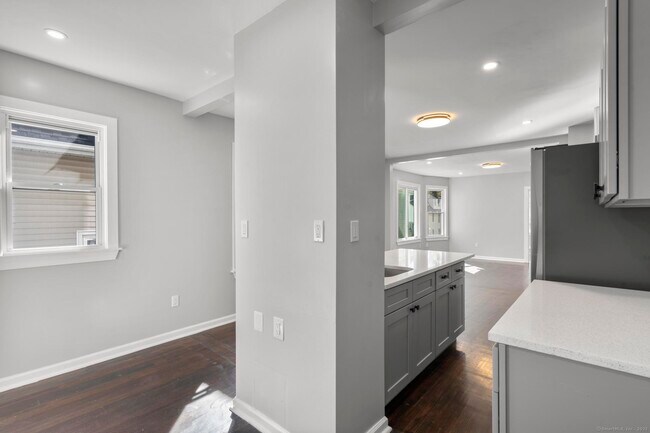 Building Photo - 230 Cooke St