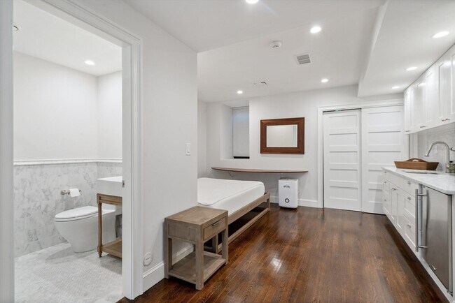 Building Photo - 57 Monmouth St