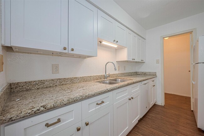 Building Photo - 6500 Sands Point Dr