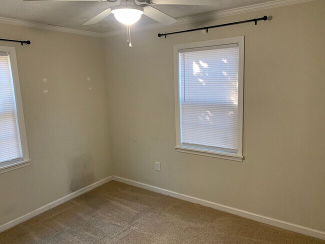 Building Photo - Total electric 3 bedroom