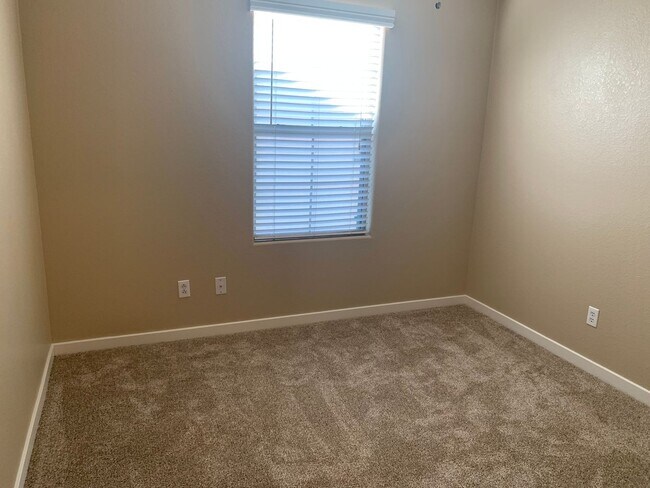 Building Photo - A gorgeous two story 3 bedroom 2.5 bath townhome